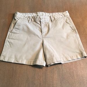 Eddie Bauer khaki short. Size 6 Slightly curvy fit